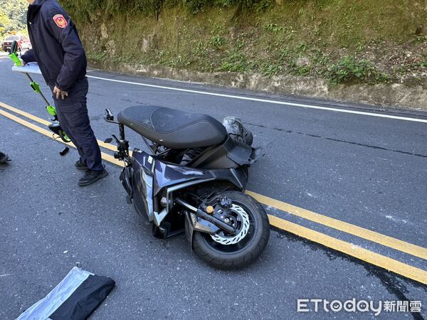 ▲▼陳姓男大生騎機車疑似過彎失控自撞路邊護欄後人墜落10米????邊坡。（圖／民眾提供，下同）