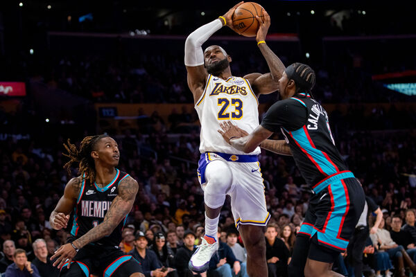 ▲洛杉磯湖人主場迎戰曼菲斯灰熊，克服最多16分落後上演驚心動魄逆轉秀。（圖／路透）