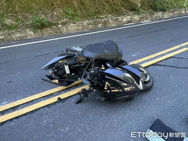 ▲▼陳姓男大生騎機車疑似過彎失控自撞路邊護欄後人墜落10米邊坡。（圖／民眾提供，下同）