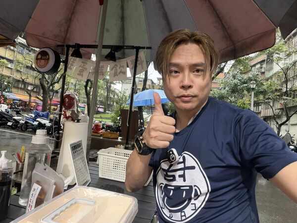 ▲卡古在基隆擺攤賣雞蛋糕。（圖／取自卡古臉書）