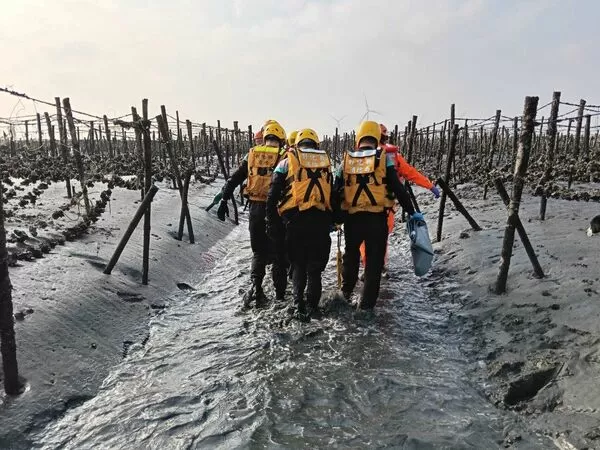 ▲彰化福寶濕地蚵架驚見男屍掛蚵架。（圖／消防提供）