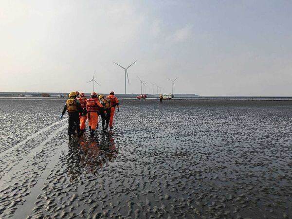 ▲彰化福寶濕地蚵架驚見男屍掛蚵架。（圖／消防提供）