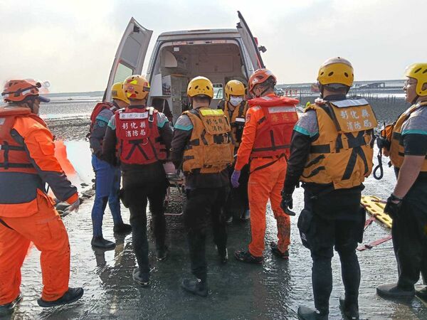 ▲彰化福寶濕地蚵架驚見男屍掛蚵架。（圖／消防提供）