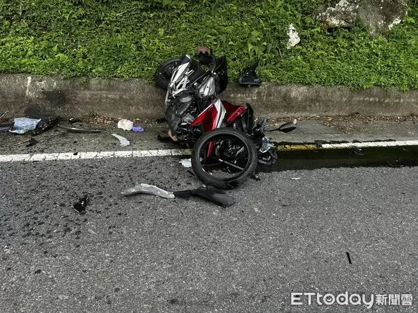 ▲北宜公路嚴重車禍，紅牌重機過彎跨雙黃線撞小客車，騎士命危送醫搶救中。（圖／記者陳以昇翻攝，下同）