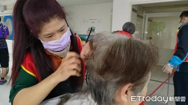 ▲台南市勞工局結合美髮工會走進新都養護所，為長輩提供義剪服務，送上溫暖關懷。（記者林東良翻攝，下同）