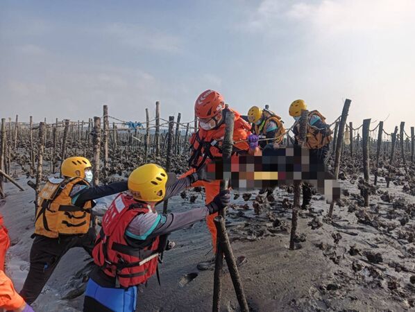 ▲失蹤2天中年男子掛在蚵架上明顯死亡。（圖／記者唐詠絮攝）