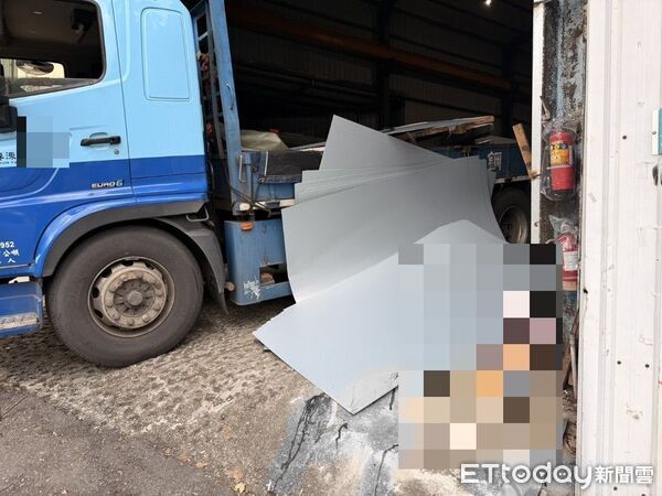 ▲鋼板卸貨時滑落當場壓爆司機頭部 。（圖／記者陳以昇翻攝）