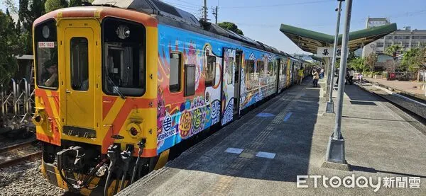 ▲集集線鐵路第一階段濁水至集集站5日通車復駛，「西遊記」彩繪列車首航。（圖／記者高堂堯攝，下同）