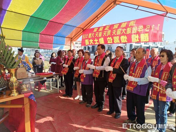 ▲台南市安南區清慈宮5日舉行大型建醮動土儀式，市長黃偉哲到場上香祈福。（記者林東良翻攝，下同）