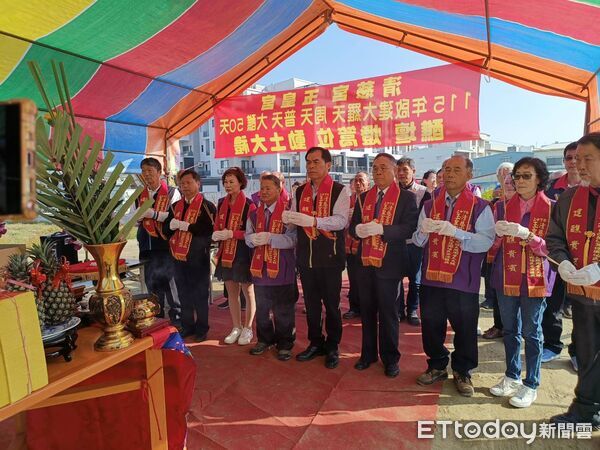 ▲台南市安南區清慈宮5日舉行大型建醮動土儀式，市長黃偉哲到場上香祈福。（記者林東良翻攝，下同）