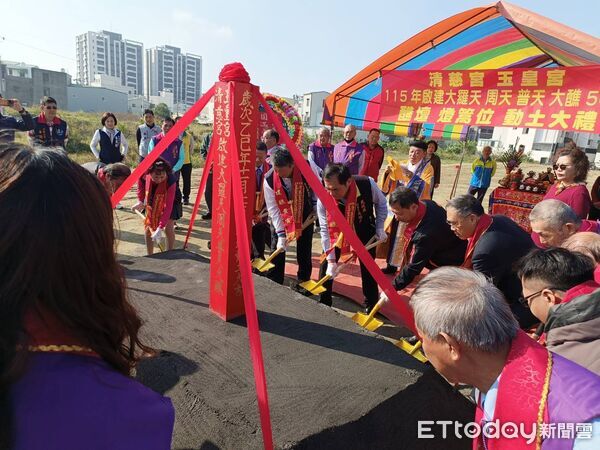 ▲台南市安南區清慈宮5日舉行大型建醮動土儀式，市長黃偉哲到場上香祈福。（記者林東良翻攝，下同）