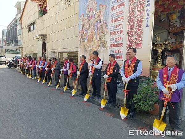 ▲台南市安南區清慈宮5日舉行大型建醮動土儀式，市長黃偉哲到場上香祈福。（記者林東良翻攝，下同）