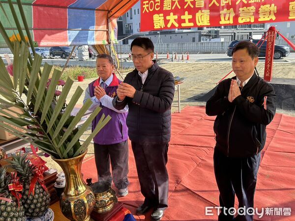 ▲台南市安南區清慈宮5日舉行大型建醮動土儀式，市長黃偉哲到場上香祈福。（記者林東良翻攝，下同）