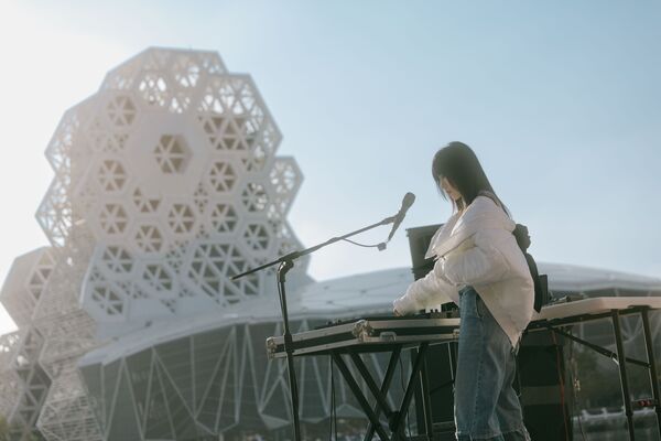 ▲▼ 白安於高流珊瑚礁好望角舉辦簽票會，白安親自操作DJ器材一連開唱六首歌。（圖／相信音樂提供）