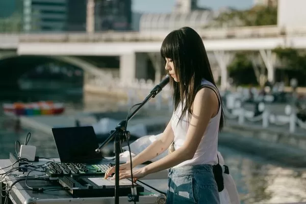 ▲▼ 白安於高流珊瑚礁好望角舉辦簽票會，白安親自操作DJ器材一連開唱六首歌。（圖／相信音樂提供）