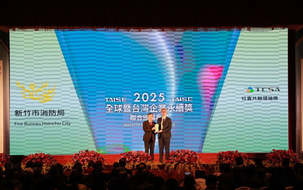 ▲消防局副局長陳家慶（右）代表受獎。（圖／新竹市政府提供）