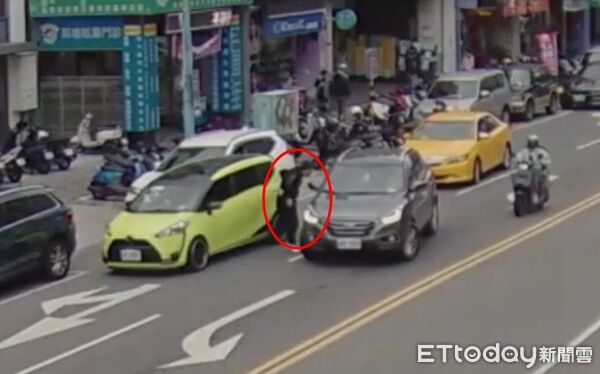 ▲▼2人為了爭同一個停車格大打出手，最終都被依傷害罪移送。（圖／記者陳以昇翻攝）