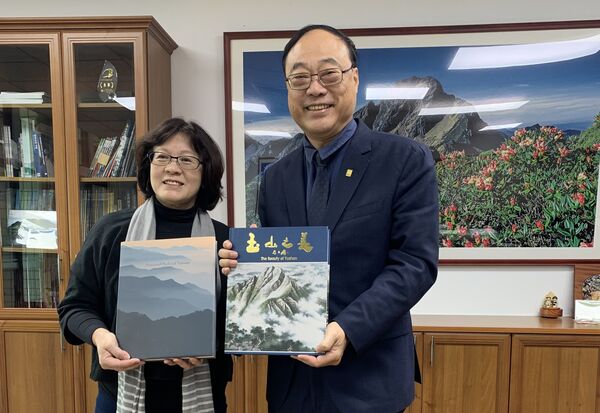 ▲台灣港務公司認養國家公園步道並與玉山國家公園管理處合作棲地及物種保育，右起港務公司周永暉董事長與玉山國家公園管理處盧淑妃處長合影。（圖／港務公司提供）