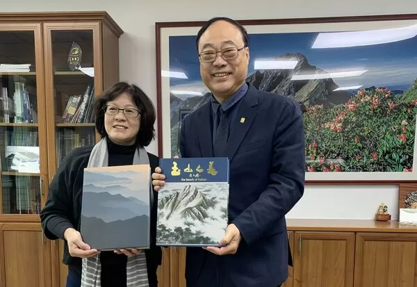 ▲台灣港務公司認養國家公園步道並與玉山國家公園管理處合作棲地及物種保育，右起港務公司周永暉董事長與玉山國家公園管理處盧淑妃處長合影。（圖／港務公司提供）