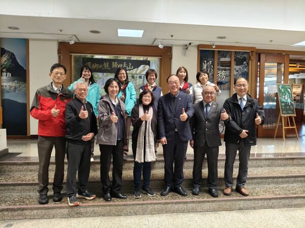 ▲港務公司周永暉董事長(前排右三)率隊拜訪玉山國家公園管理處盧淑妃處長(前排左四)。（圖／港務公司提供）
