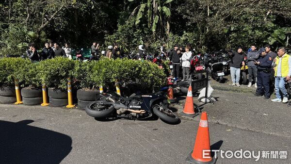 ▲▼北宜公路財茂灣，27歲男越級駕駛黃牌重機，過彎打滑撞3車。（圖／記者陳以昇翻攝）