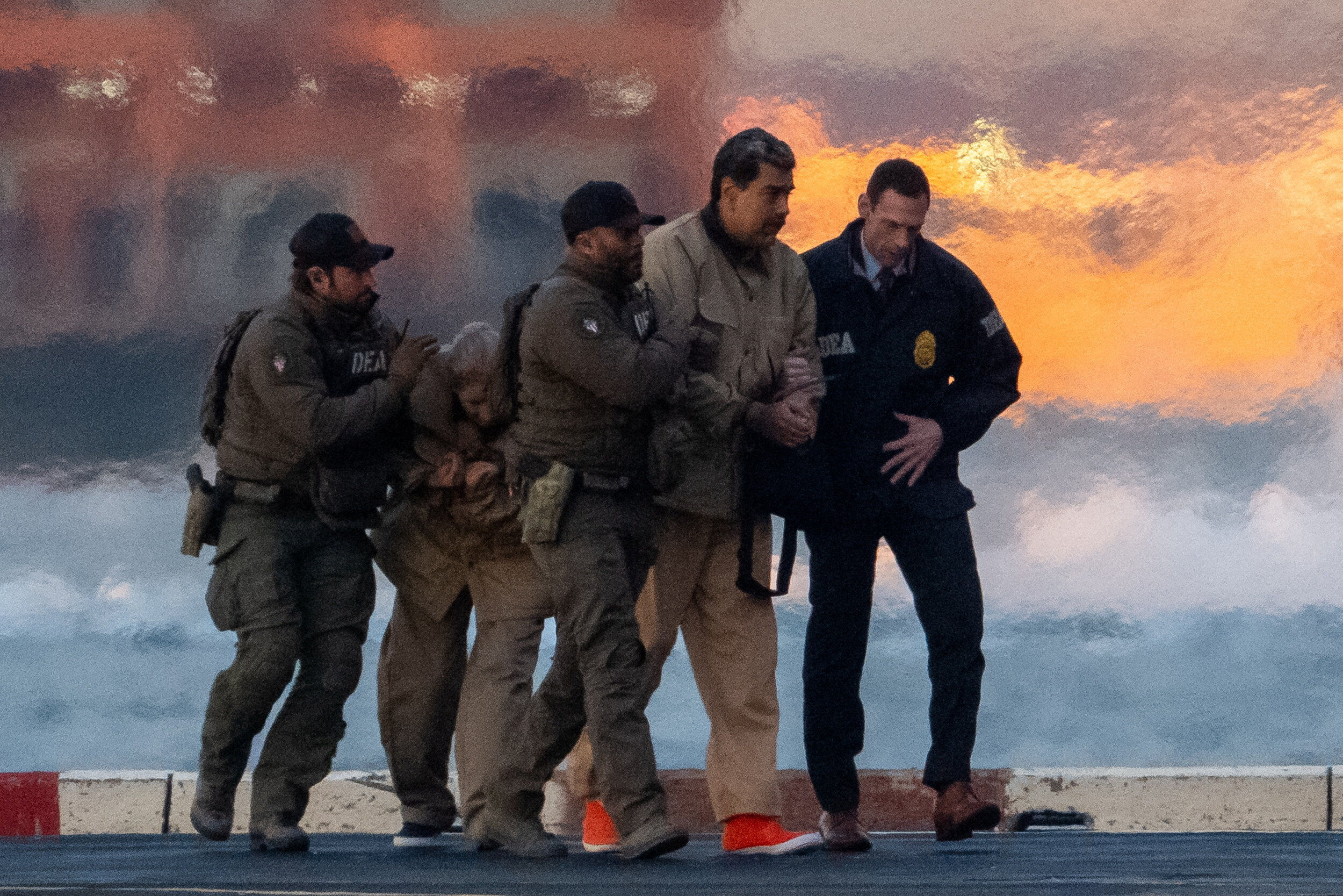 ▲▼委內瑞拉總統馬杜洛Nicolas Maduro（中）穿棕色囚衣。（圖／路透社）