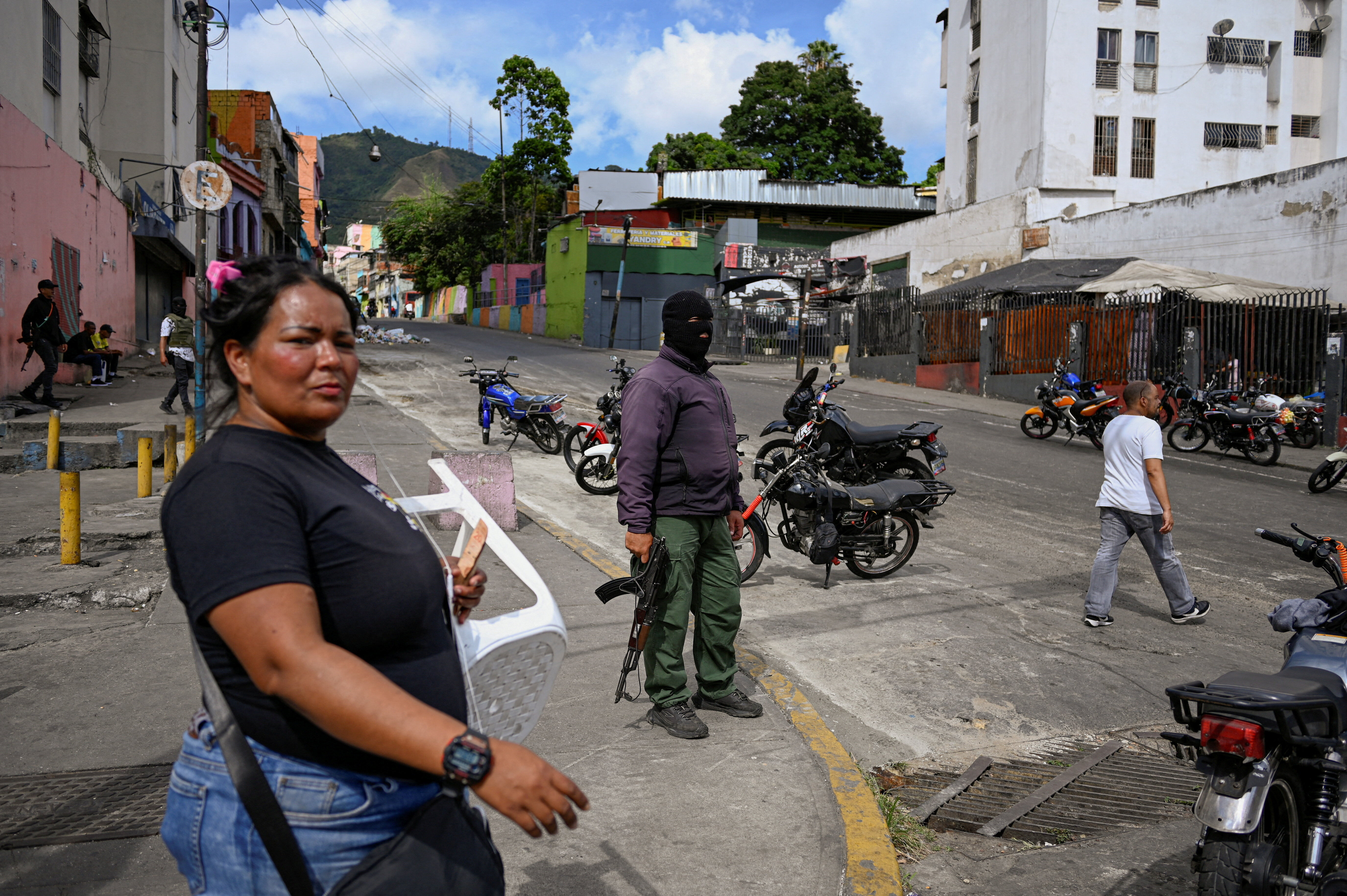 ▲▼委內瑞拉武裝民兵在街頭巡邏。（圖／路透）