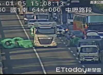國道驚魂！聯結車急煞「鐵線圈掉落」　小客車慘被砸中畫面曝