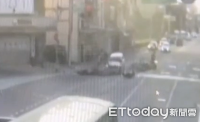 桃園轎車「保齡球式」撞噴6機車　6人送醫