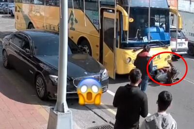 阿嬤騎車「逆向鬼切」被客運撞進車底！狂拍叫痛