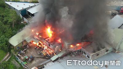 快訊／中和民享街鐵皮倉庫大火！焦黑濃煙竄空　警消出動85人搶救