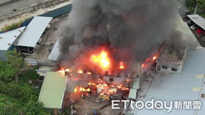 快訊／中和鐵皮倉庫大火！警消尋獲失聯者了　已燒成焦屍慘死