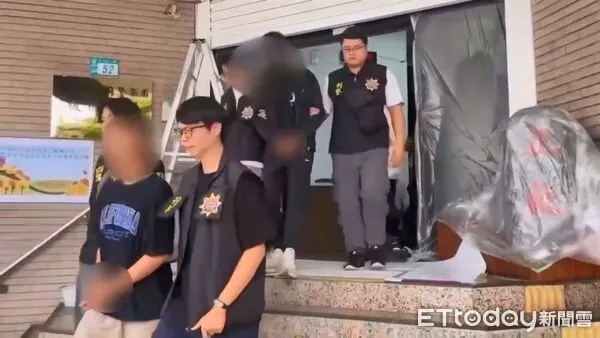 ▲刑事局破獲竹聯幫南興會操盤假交友詐團，起獲贓款犯罪工具和黑幫匾額。（圖／記者張君豪翻攝）