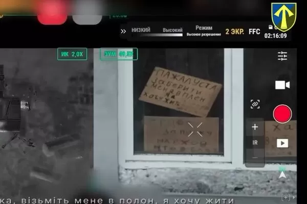 1名俄羅斯士兵為了生存，在紙板上焦急地寫下「請把我當成俘虜帶走，我想活下去」。（翻攝自16-й армійський корпус/16 Army Corps 臉書）