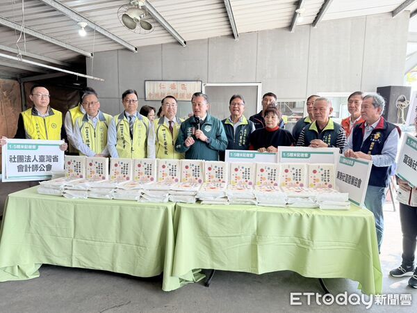 ▲台灣省會計師公會與立委王定宇連續11年舉辦贈米活動，5日在仁德中洲老人共餐據點溫馨登場。（記者林東良翻攝）