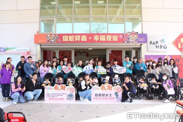 ▲▼   2026台灣燈會輪椅、推車捐贈儀式，打造友善環境  。（圖／嘉義縣政府提供）