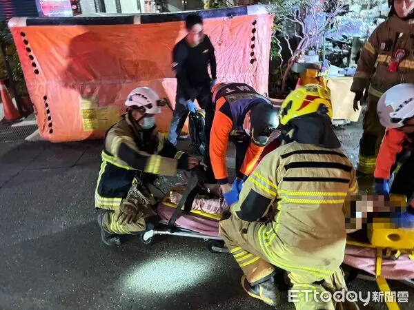 ▲台南市北區文賢路5日傍晚發生女子墜樓救護案件，警消架設氣墊與雲梯車進行救援。（民眾提供）