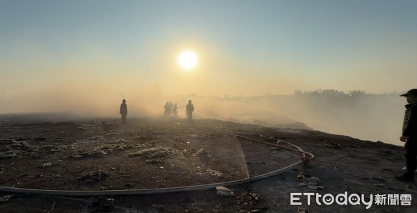▲台南市安南區城西二期掩埋場5日下午發生火警，消防人員出動無人機與消防機器人協助滅火。（記者林東良翻攝，下同）