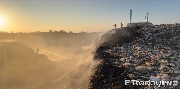 ▲台南市安南區城西二期掩埋場5日下午發生火警，消防人員出動無人機與消防機器人協助滅火。（記者林東良翻攝，下同）