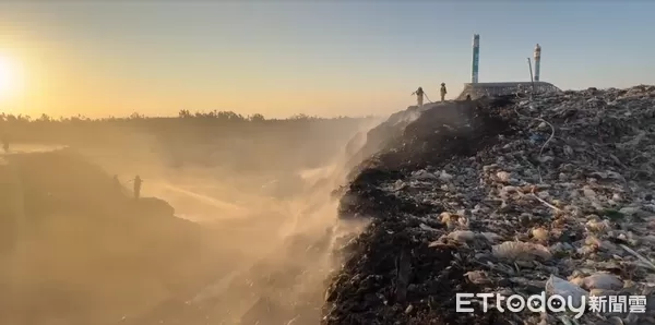 ▲台南市安南區城西二期掩埋場5日下午發生火警，消防人員出動無人機與消防機器人協助滅火。（記者林東良翻攝，下同）