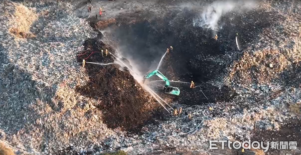 ▲台南市安南區城西二期掩埋場5日下午發生火警，消防人員出動無人機與消防機器人協助滅火。（記者林東良翻攝，下同）