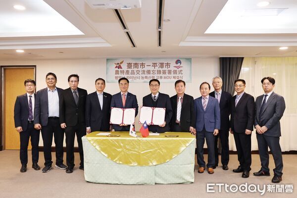 ▲台南市長黃偉哲與韓國平澤市長鄭長善於市府簽署農特產品交流備忘錄，深化台韓農業合作。（記者林東良翻攝，下同）