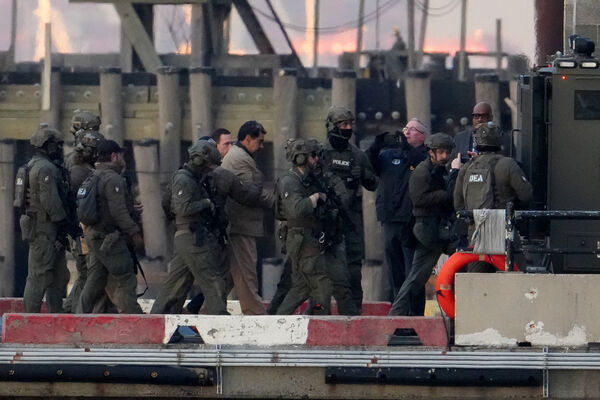 ▲▼馬杜洛被押往紐約曼哈頓聯邦法院受審。（圖／路透）