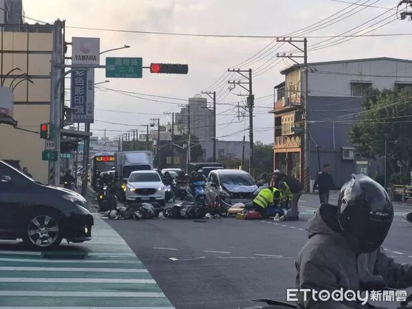 ▲▼宛如保齡球！桃園6機車停等紅燈　慘遭後方轎車撞飛。（圖／記者楊熾興翻攝）