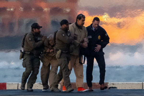 ▲▼委內瑞拉總統馬杜洛Nicolas Maduro（中）穿棕色囚衣。（圖／路透社）