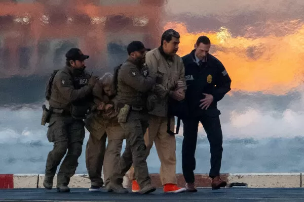 ▲▼委內瑞拉總統馬杜洛Nicolas Maduro（中）穿棕色囚衣。（圖／路透社）