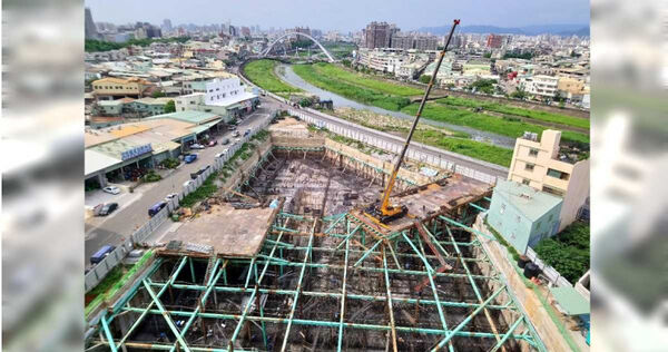 目前正在進行土方工程的工地，因挖出來的廢土沒有業者可清運，所以工程被迫暫停；還沒開工的工地，也都因此先暫緩。（示意圖／報系資料庫）