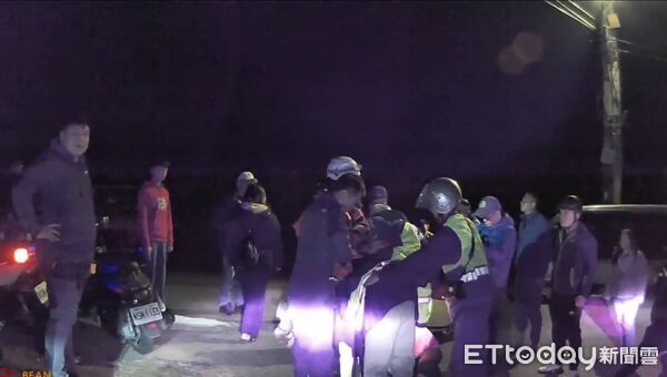 ▲竹山警方於寒夜成功尋回走失長者。（圖／記者高堂堯翻攝）