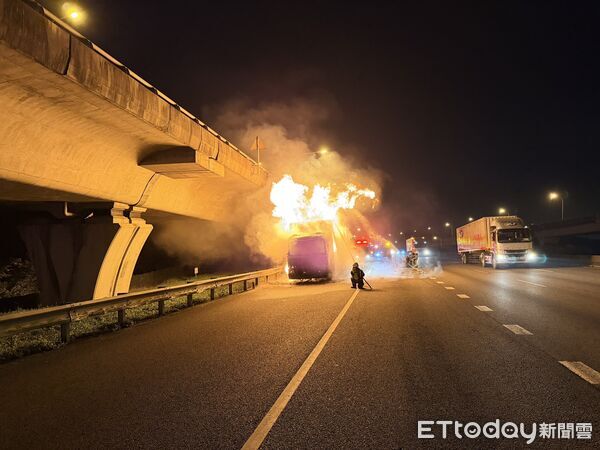 ▲▼國道1號林口段聯結車火燒車。（圖／記者陸運陞翻攝）