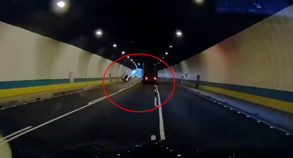 ▲▼             國3基隆隧道內貨櫃車與小貨車發生擦撞，1人受傷送醫。（圖／翻攝自基隆大小事臉書社團）